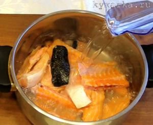 Рыбный суп с лососем и консервированной горбушей
