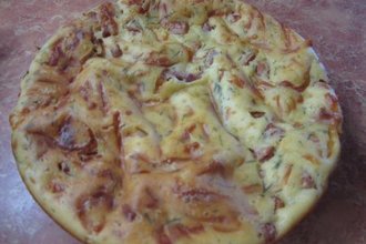 Быстрый пирог на кефире с сыром и ветчиной