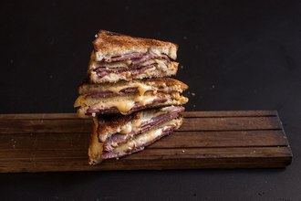 Сэндвич с ветчиной и сыром в карамели