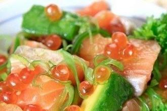 Салат с авокадо лососем и красной икрой