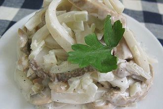 Салат из кальмаров с грибами