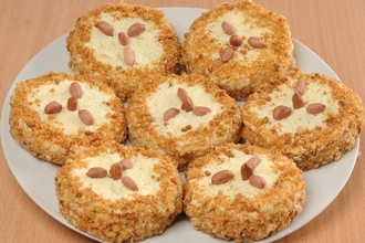 Пирожные «Белочка» с орехами
