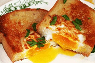 Горячий бутерброд «Яйцо в корзинке»