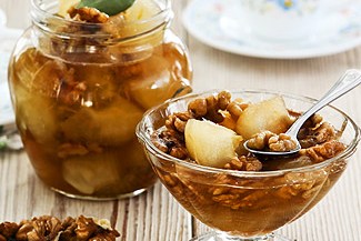 Варенье из яблок с грецкими орехами в мультиварке