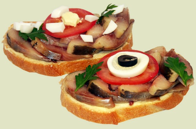Бутерброды «Морячка» с копченой скумбрией