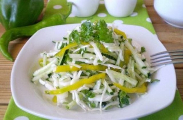 Салат из свежей капусты, огурцов и перца