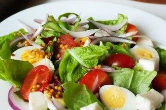 Салат из моцареллы, томатов и перепелиных яиц