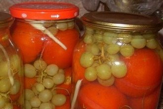 Помидоры с виноградом (без уксуса)