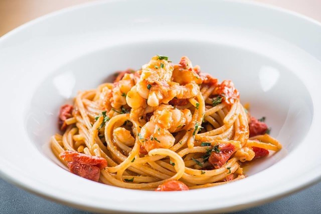 Спагетти с креветками и вялеными помидорами