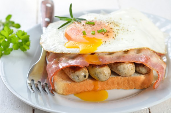 Бутерброды с сосисками и яйцом на завтрак