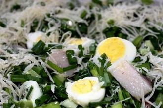 Салат из сельди и перепелиных яиц