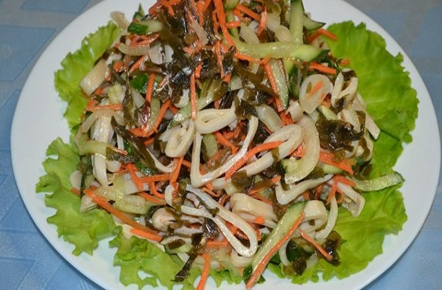 Салат из кальмаров с морской капустой и огурцов