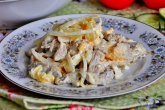 Салат куриный с ананасами и маринованным лучком