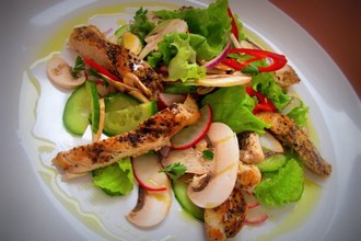 Остренький овощной салат с куриным филе