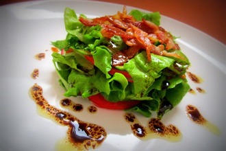 Салат из бекона и свежих овощей