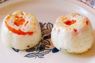 Запеченные в духовке яйца с помидором