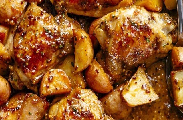 Курица, запечённая с картофелем в медово-горчичном соусе