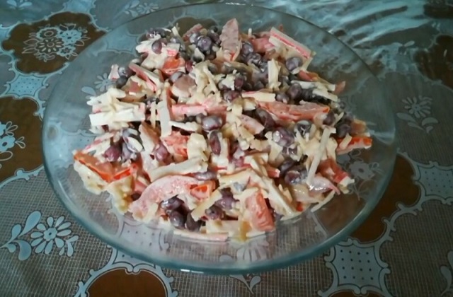 Салат с фасолью, помидорами и крабовыми палочками 2