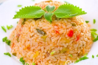 Салат из риса и овощей