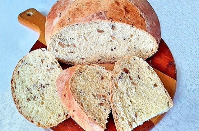 Кукурузный хлеб на сыворотке с семенами льна
