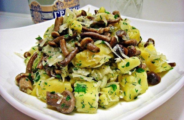 Сытный салат с грибами и капустой