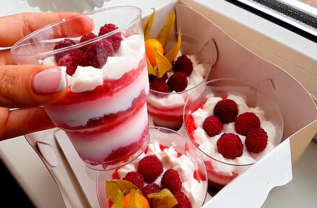 Десерт «Красный бархат» с малиной в стакане