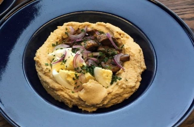 Хумус с маринованными грибами и яйцом