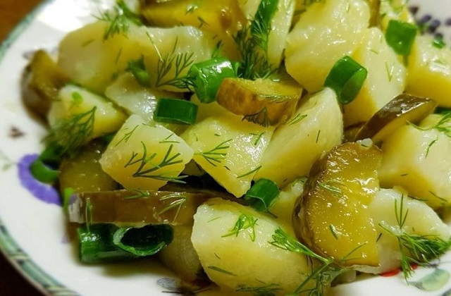 Салат из соленых огурцов и картофеля
