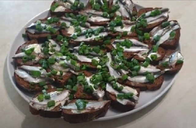 Бутерброды с килькой пряного посола и зеленым луком