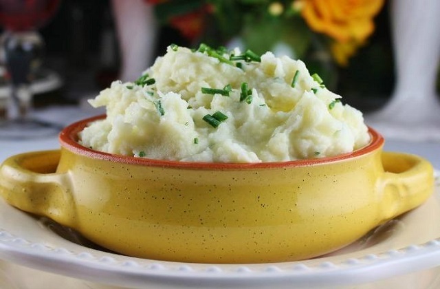 Картофельное пюре с жареным чесноком и зеленым луком