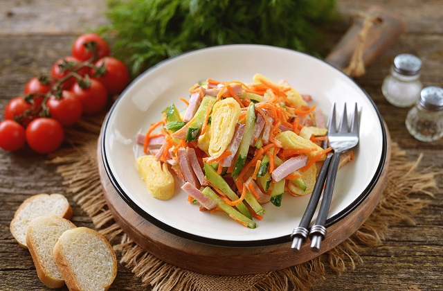 Салат с корейской морковью, яичными блинчиками и ветчиной