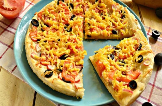 Пицца с крабовыми палочками и помидорами