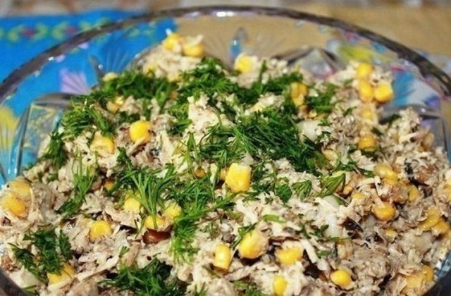 Салат из соленых огурцов, кукурузы и шпрот
