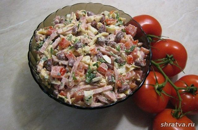 Салат с красной фасолью, колбасой и помидорами