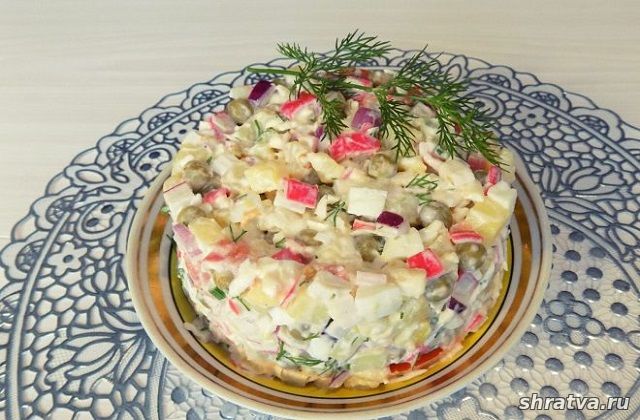 Крабовый салат с яйцами, зеленым горошком и картофелем