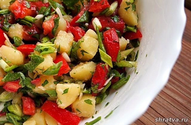 Салат из вареного картофеля и свежих овощей