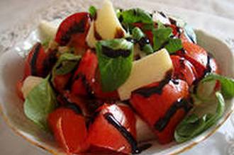 Салат с помидорами и хамоном