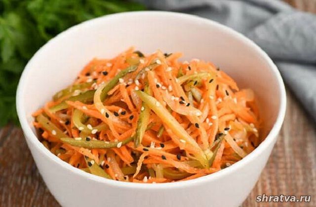 Салат из свежей моркови и огурцов