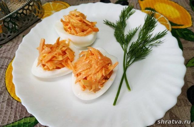 Фаршированные яйца морковью с чесноком