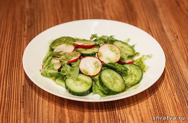 Салат с зелёным маслом из peдиcки и oгypца