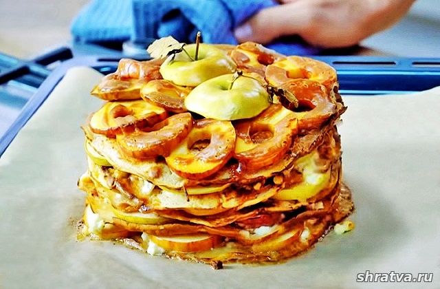 Блинный пирог с яблоками и творогом «Попадьин»