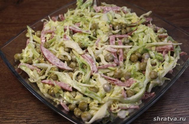 Салат из свежей капусты с колбасой и зеленым горошком