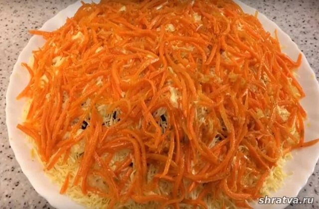 Салат «Морковкин блюз» с черносливом и солеными огурцами