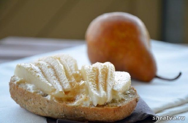 Горячий бутерброд с грушей и творожным сыром
