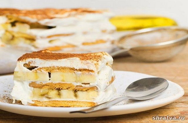 Банановый торт со сметаной и печеньем без выпечки