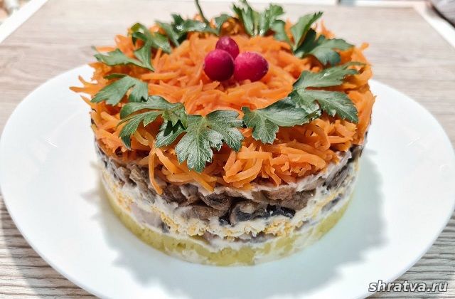 Салат «Лисья шубка» с курицей, грибами и корейской морковью