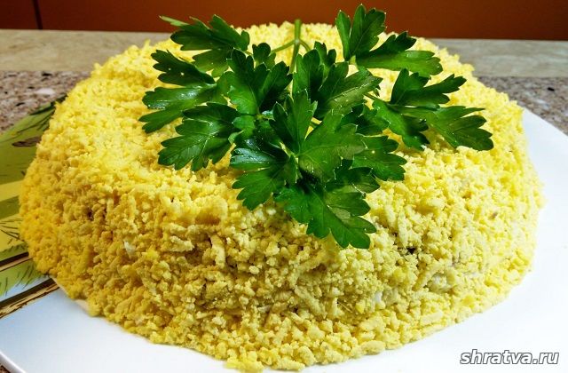 Салат «Мимоза» со шпротами, рисом и маринованным луком