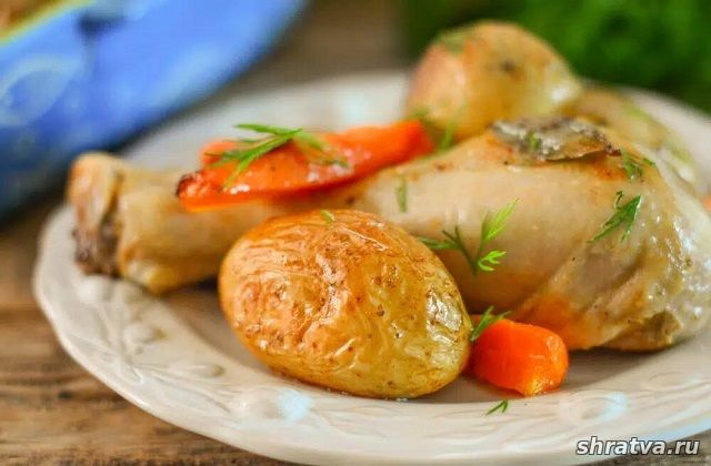 Запеченный картофель с куриными голенями и морковью