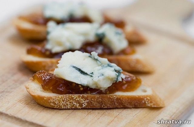 Кростини - итальянские бутерброды с сыром и инжиром