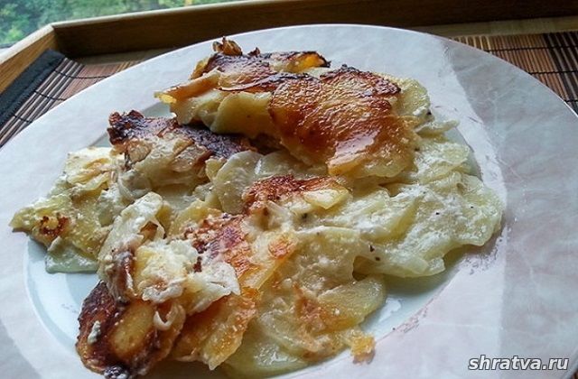 Тушёно-томлёный картофель с луком и сметаной